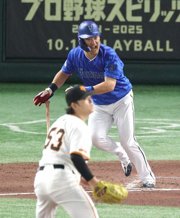 筒香は七回に高梨から左前適時打を放ち、雄たけびを上げた（撮影・水島啓輔）