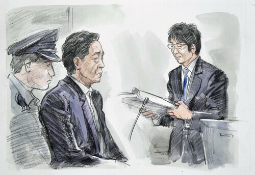 検察官の起訴状の朗読を聞く北川被告（中央、イラスト・構成　竹本佐治）