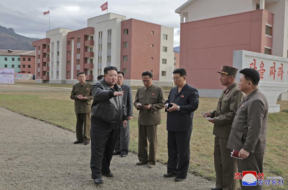 7月下旬に起きた洪水被害の復旧作業を視察する北朝鮮の金正恩朝鮮労働党総書記（手前左）＝21日、北朝鮮北部慈江道（朝鮮中央通信＝共同）