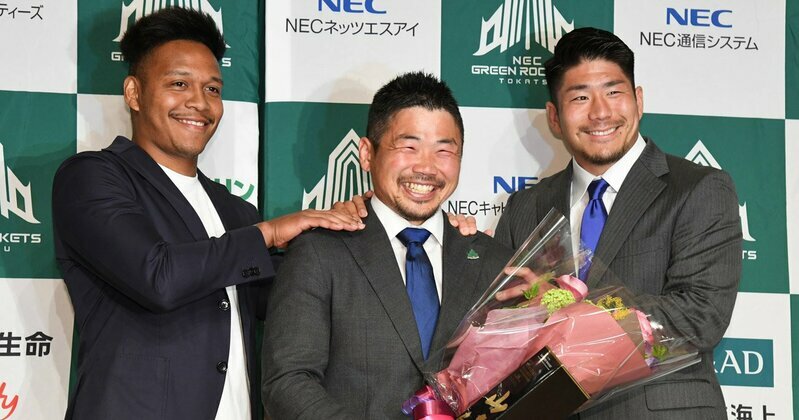 田中史朗引退会見後、サプライズで、登場した松島幸太朗（左端）と松田力也（右端）＝2024年04月24日新宿区Photo:SANKEI