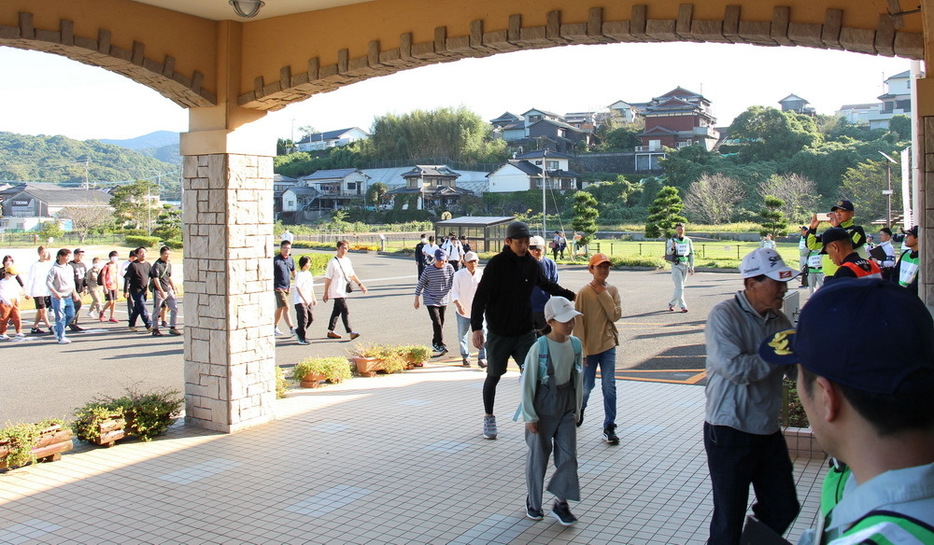 建物内に避難する住民たち＝長崎県諫早市有喜ふれあい会館