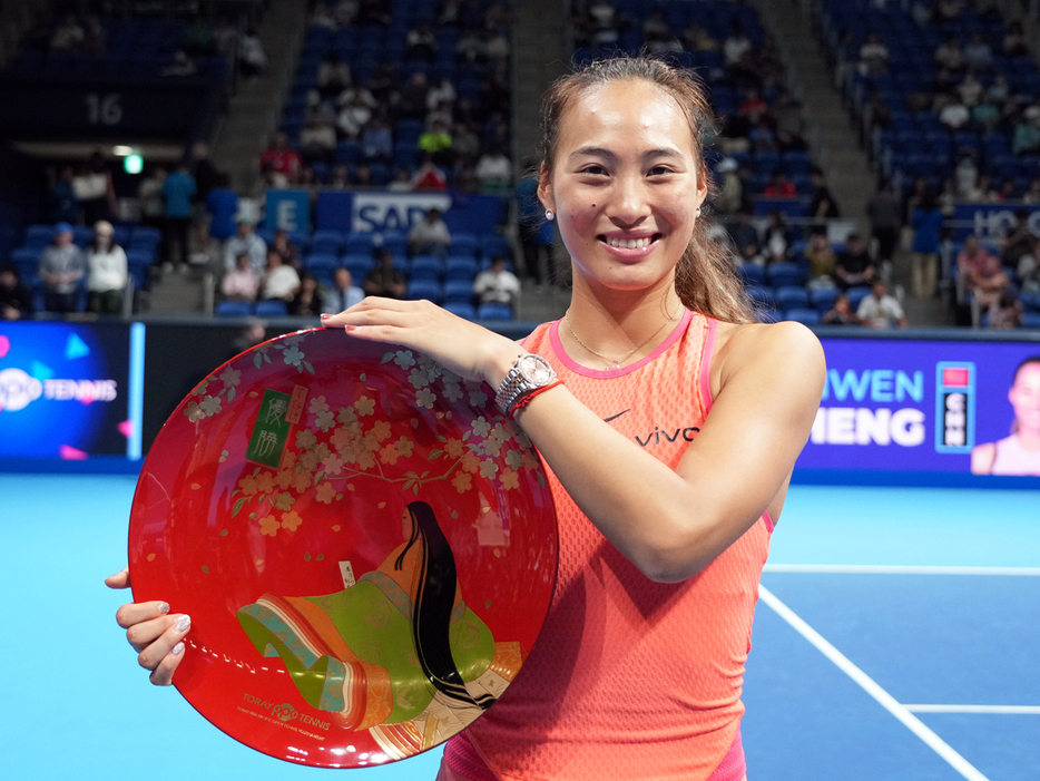 「東レ パン・パシフィック・オープンテニス」（東京・有明テニスの森）で大会初優勝を飾ったジェン・チンウェン（中国）（Getty Images）