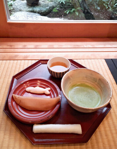 焼き菓子の「やき鮎」と鮎の顔が刻印された「登り鮎」の「呈茶」のセット