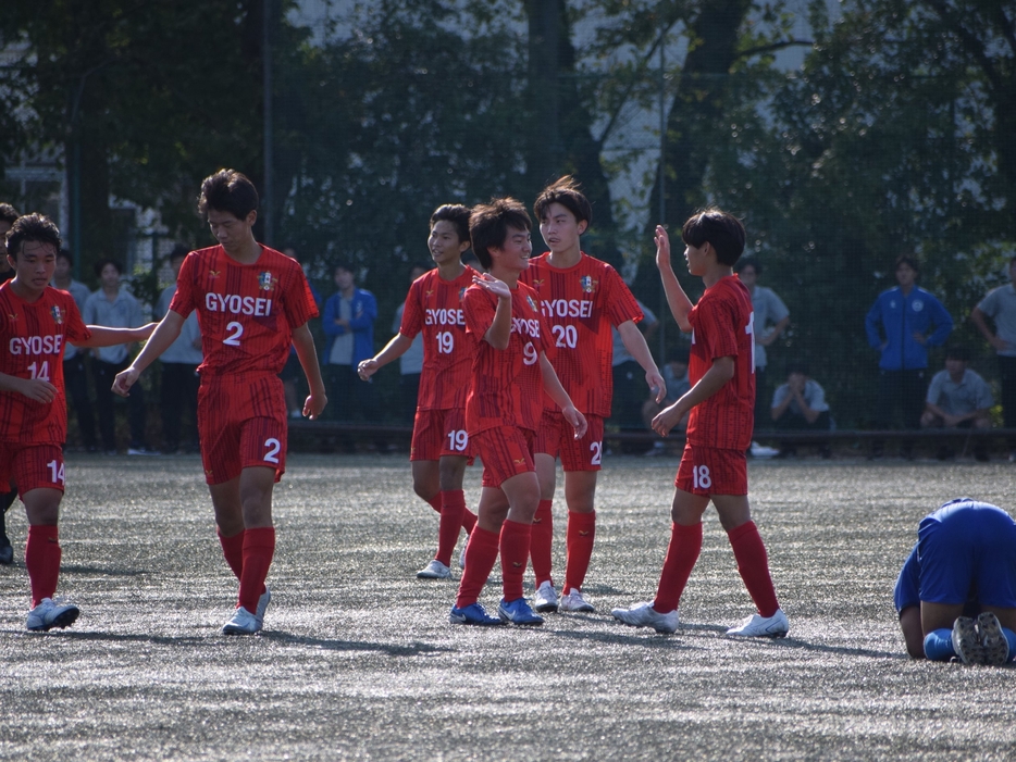 試合終了時に勝利して喜ぶ暁星の選手たち