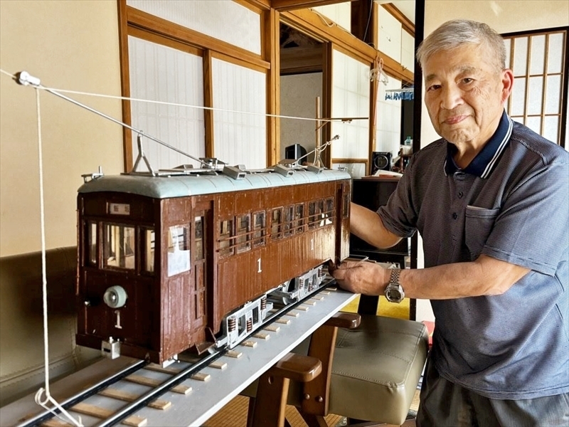 飯坂線の初代車両を忠実に再現した模型を作製した草刈さん