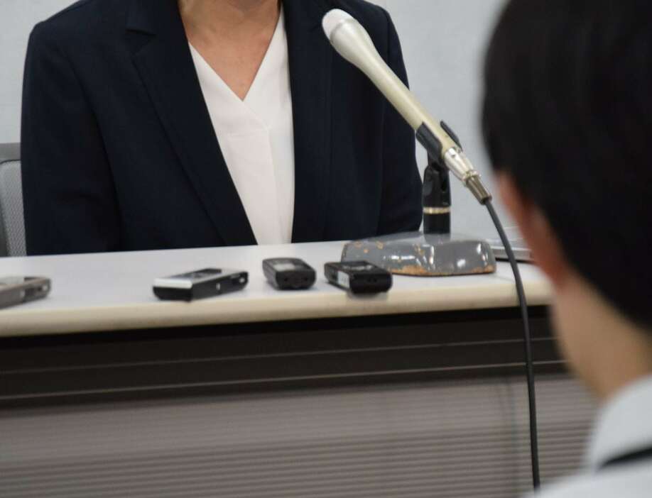 記者会見で北川健太郎被告から受けた被害の苦しみを打ち明ける女性＝25日午後、大阪市北区