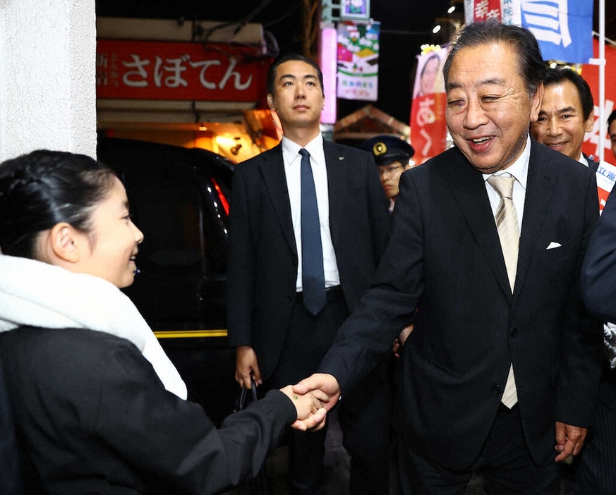 板橋区大山商店街での歩行演説中に握手を交わす野田佳彦氏（右）（撮影・松永　柊斗）