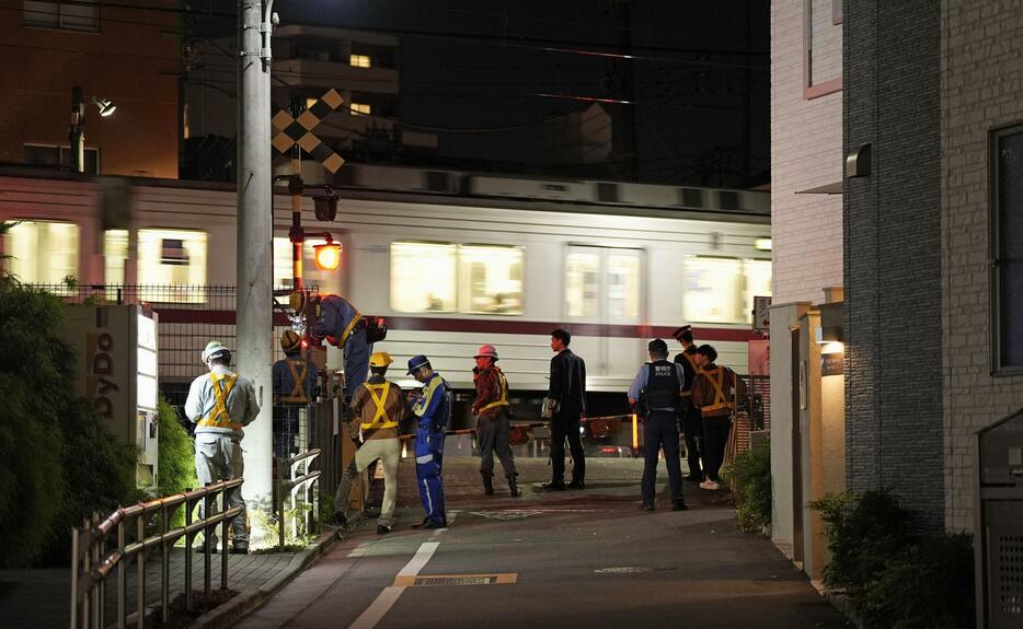 列車と車の事故があった現場付近＝31日午後8時43分、東京都板橋区