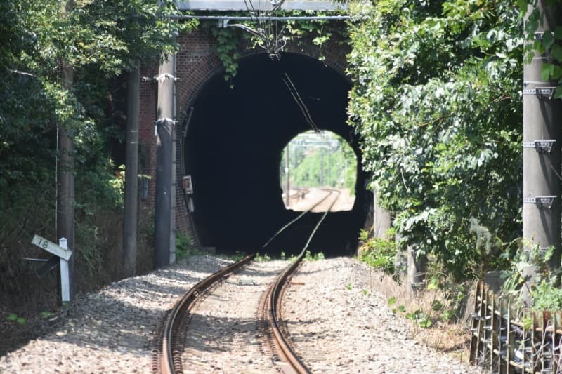 列車銃撃の現場となった湯の花トンネル入り口付近