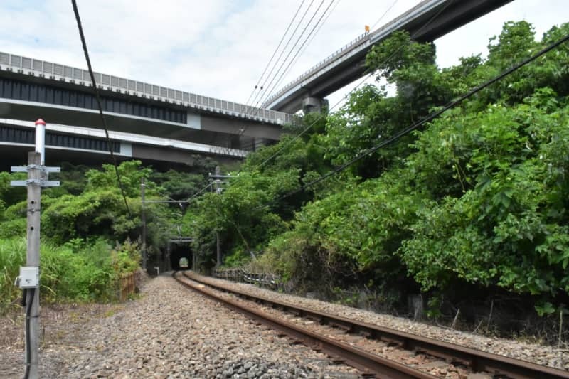 列車銃撃の現場となった湯の花トンネル。上方は中央道と圏央道の八王子ジャンクション