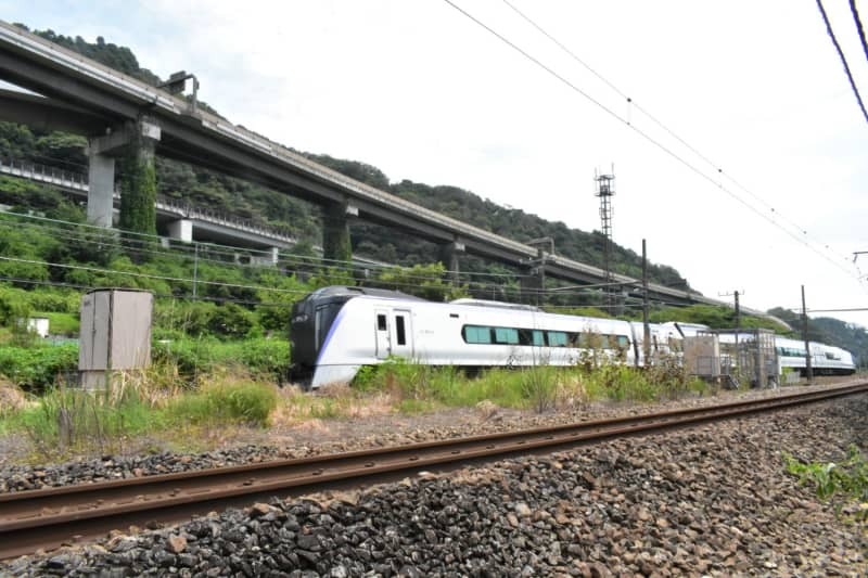 現場付近の上り線（当時は単線）を行く特急電車