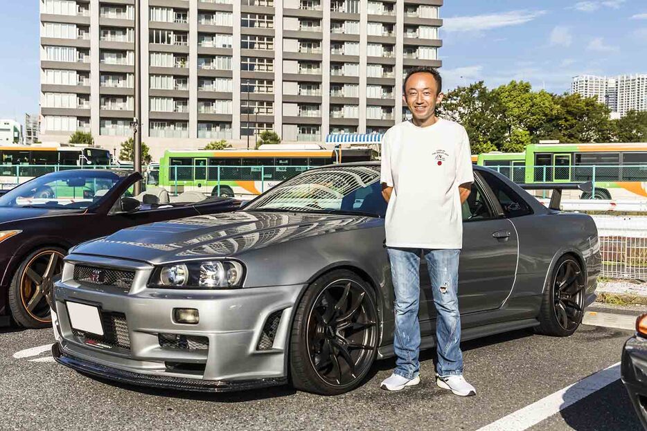 1999年式の日産 R34型 スカイラインGT-Rとオーナーの長岡さん