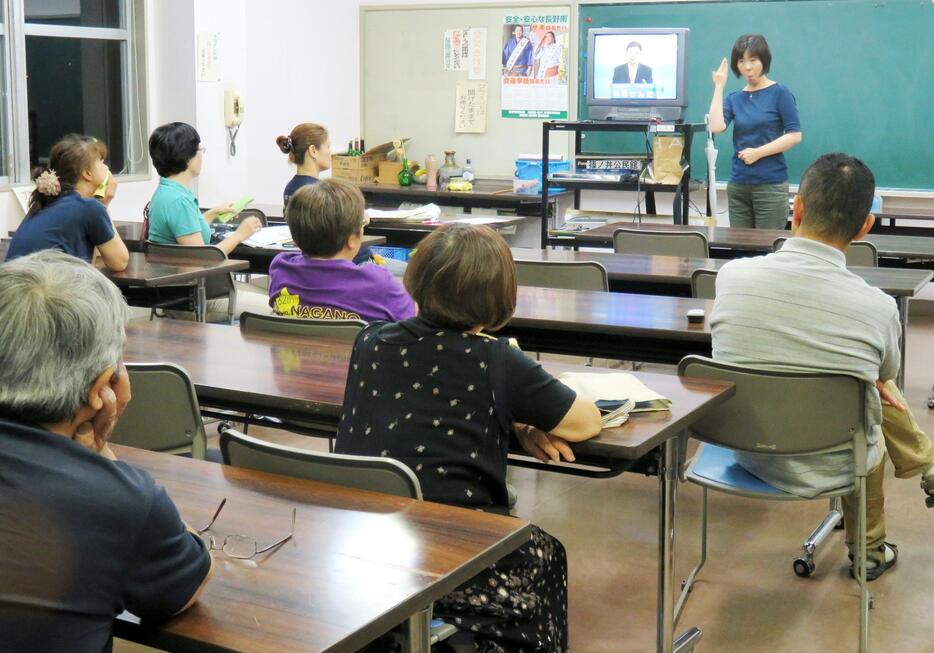 政見放送に手話通訳がつかないケースでは、聴覚障害者たちを集めて手話通訳をすることもある＝長野市で2016年7月7日、安元久美子撮影