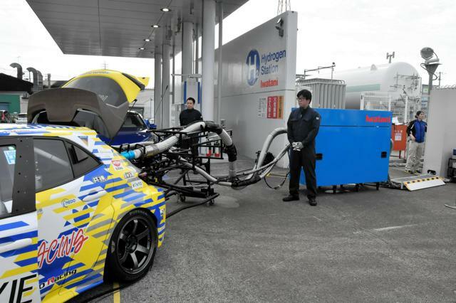 液体水素の補給を受ける車両。円筒型の貯蔵タンクから液体のまま供給される=2024年10月24日、愛知県刈谷市、大平要撮影