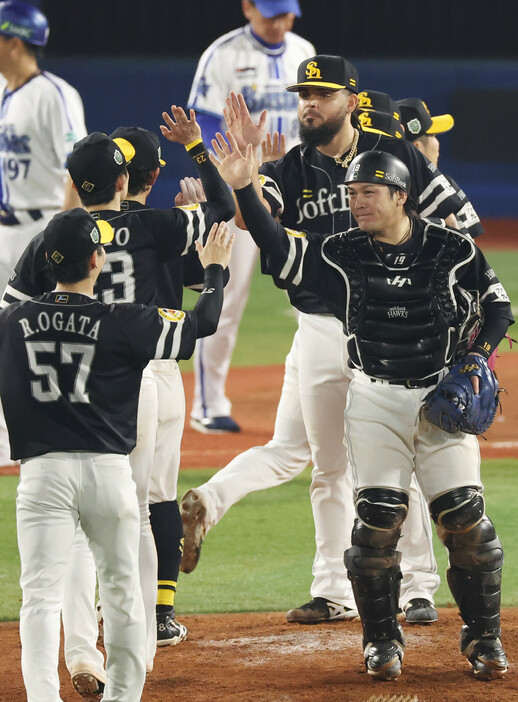 プロ野球の日本シリーズ（７試合制）は２７日、横浜スタジアムで第２戦が行われ、パ・リーグ覇者のソフトバンクがセ・リーグ３位のＤｅＮＡを６―３で下し、２連勝とした。写真は喜ぶソフトバンクナイン。