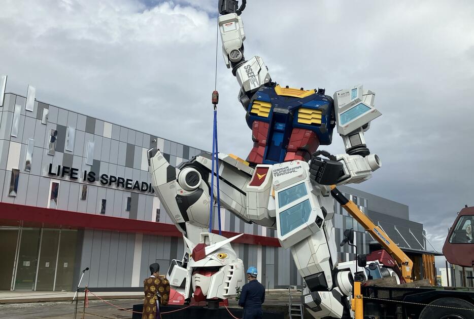 実物大の「ガンダム」の上頭式（23日 大阪・夢洲）