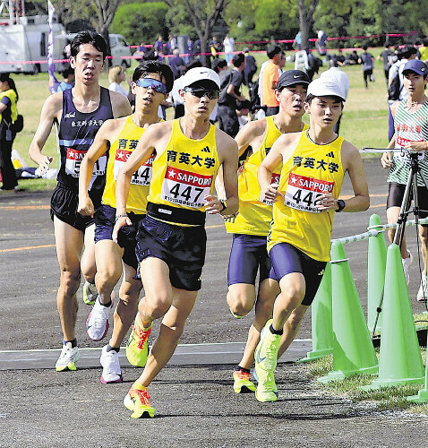 力走する育英大の選手たち＝須藤菜々子撮影