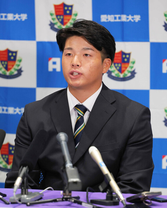 プロ野球ドラフト。ヤクルトが交渉権を獲得し、記者会見する愛知工大の中村優斗投手＝２４日、愛知県豊田市