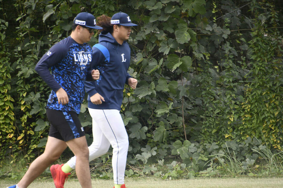 黙々とランニングをする渡辺勇太朗（左）と高橋光成（撮影・平山連）