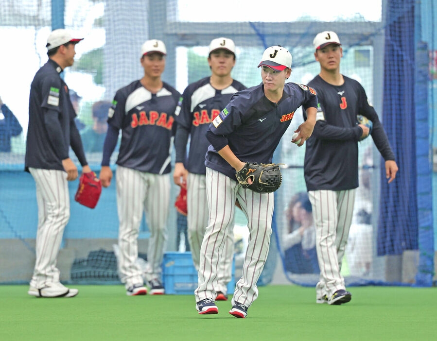 合宿初日、ノックを受ける井上温大（カメラ・小林　泰斗）