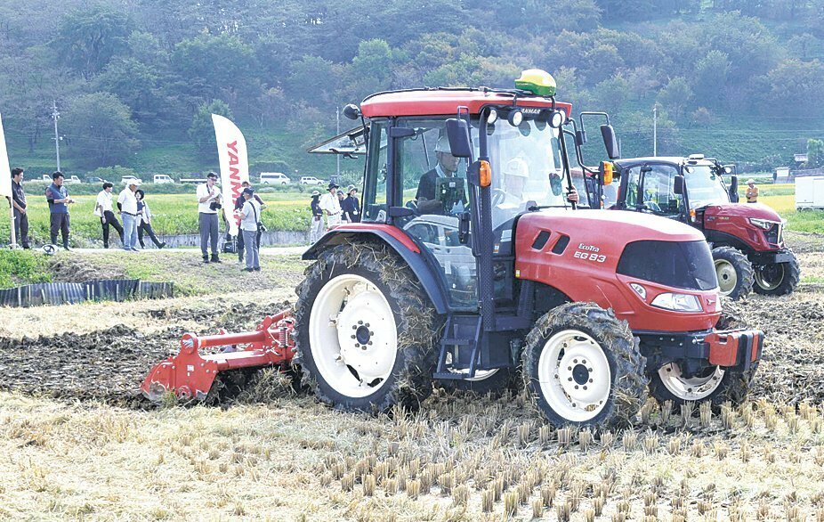 参加者が自動操舵システム付きトラクターの試乗体験をした9月の実演会（神田の田んぼ）