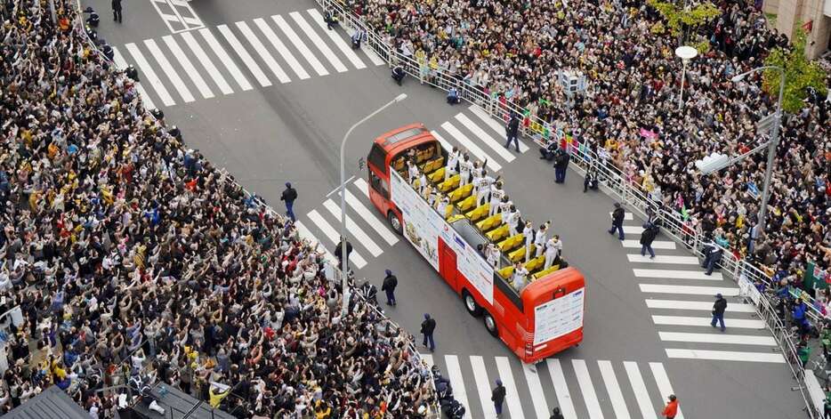 三宮中央通りをパレードする阪神タイガースの選手ら＝神戸市中央区