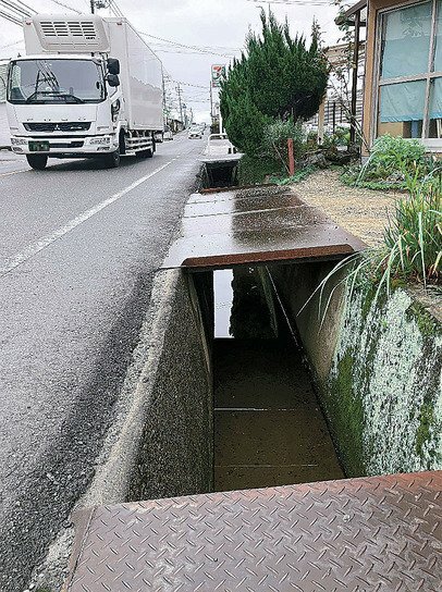 ふたが途切れ、山崎さんが手押し車ごと転落した水路（画像の一部を修整しています）