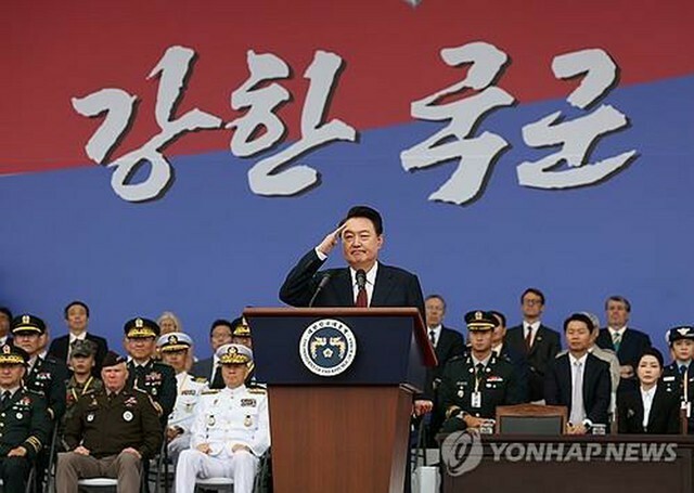 「国軍の日」記念式典で演説を終えて敬礼する尹大統領（大統領室通信写真記者団）＝1日、ソウル（聯合ニュース）