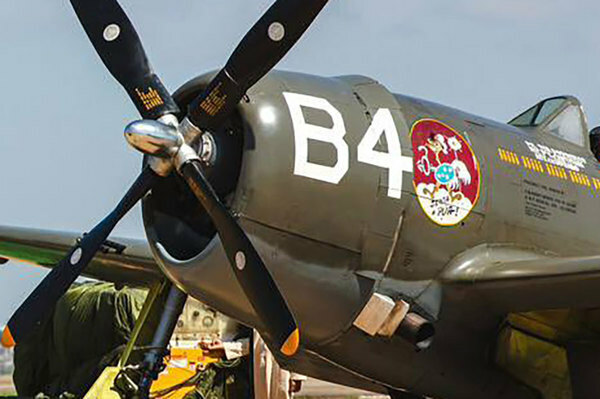 ブラジル空軍の日の式典に参加したP-47「サンダーボルト」（画像：ブラジル空軍）。