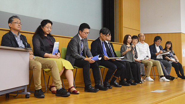 各地の当事者が大塚氏（左端）ら歴代の厚労省担当官と意見交換した