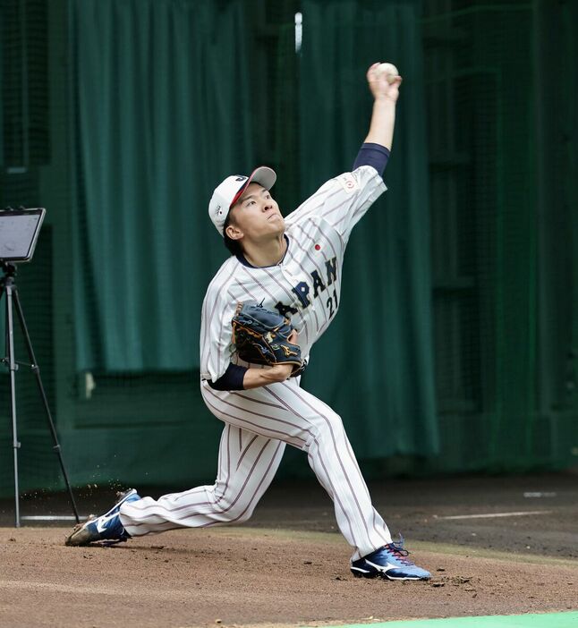 ブルペンで投げ込む早川隆久（カメラ・小林　泰斗）