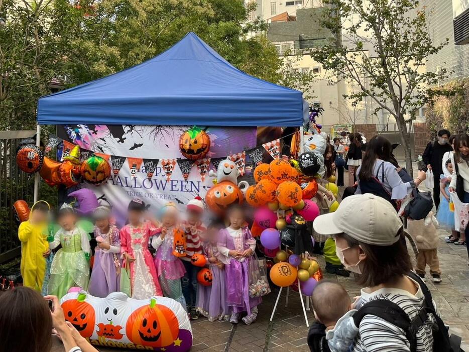 中野マルイ裏の「桃園商店街 HAPPY HALLOWEEN！」フォトスポット（昨年の様子）