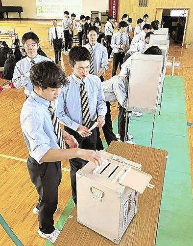 模擬選挙で投票する喜多方桐桜高の生徒