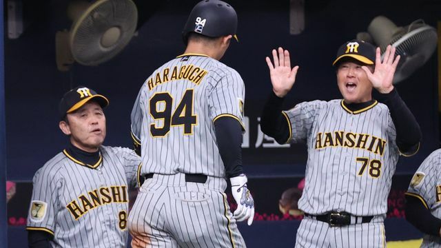 阪神の左から岡田彰布監督と平田勝男新ファーム監督(写真：時事)