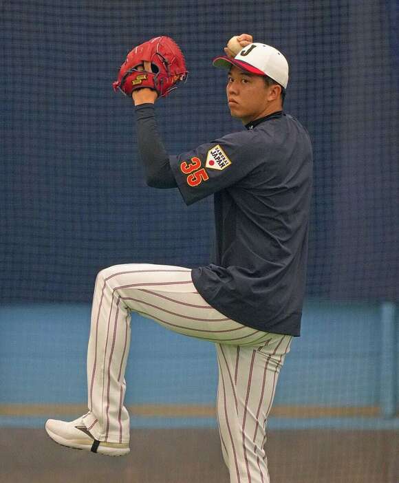 キャッチボールする阪神・才木浩人＝清武総合運動公園（撮影・松永渉平)