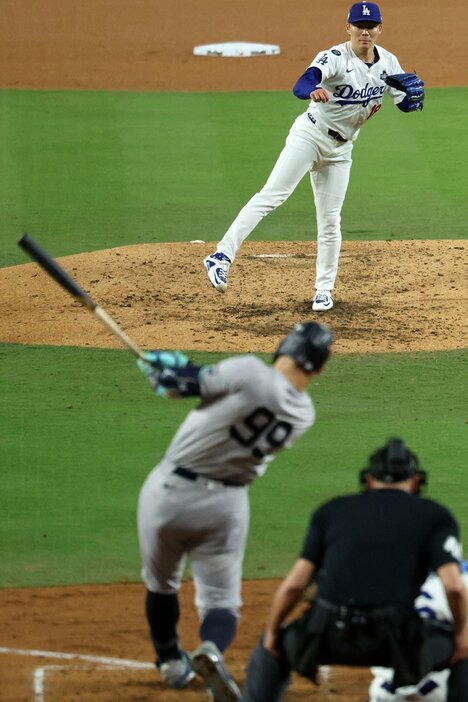 ６回にジャッジから三振を奪った山本由伸（ロイター＝USA　TODAY　Sports)