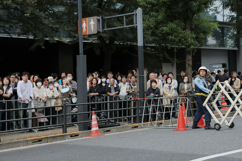 街頭演説を聞く有権者ら＝２６日午後、東京都中野区