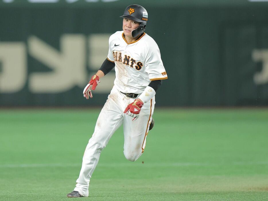 ７回、中山礼都の右前安打で三塁へ進塁する一塁走者・坂本勇人（カメラ・相川　和寛）