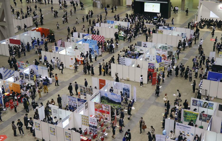 東京都内で開かれた就活イベント＝2月