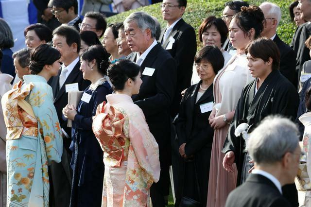 秋の園遊会で柔道の阿部一二三選手（右）と話す天皇、皇后両陛下の長女愛子さま=2024年10月30日午後2時40分、東京・元赤坂、上田幸一撮影