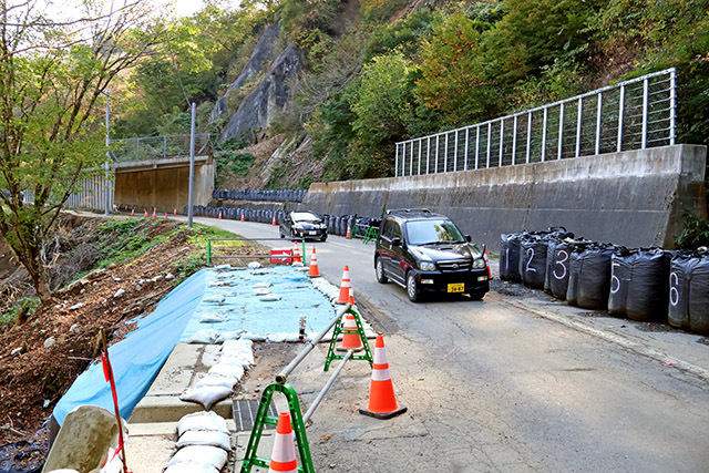 ７月下旬の大雨の影響で全面通行止めになっていたが、３カ月ぶりに通行を再開した国道344号＝真室川町差首鍋