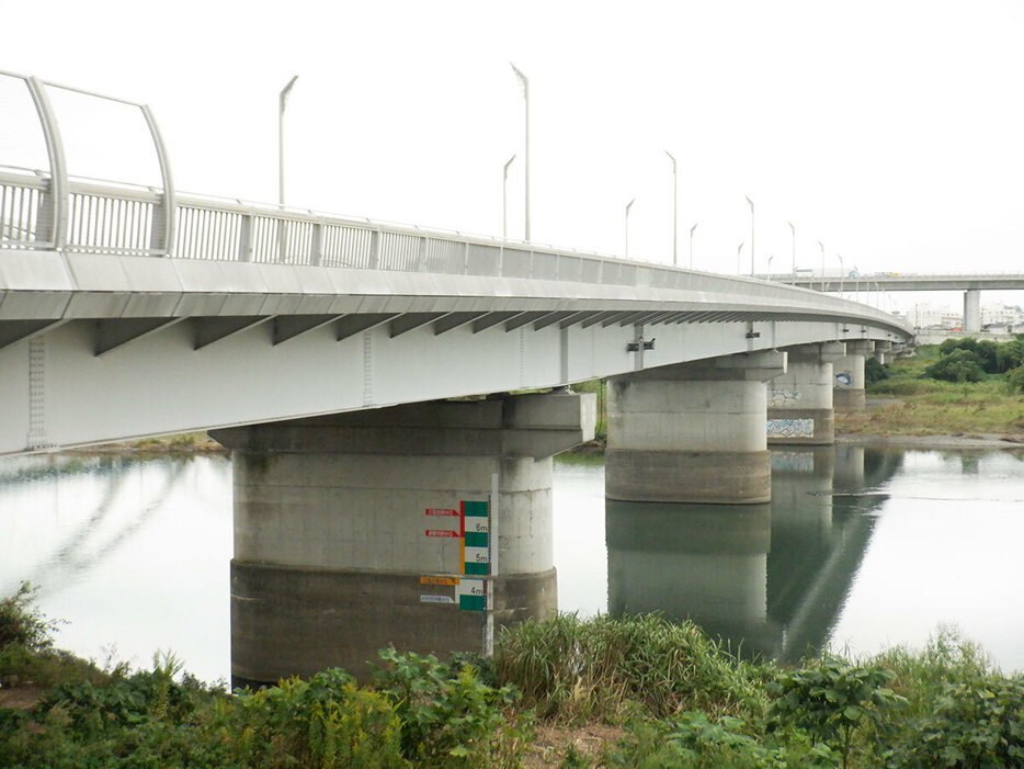 土木遺産に選ばれた相模大橋。奥に見える高架は圏央道