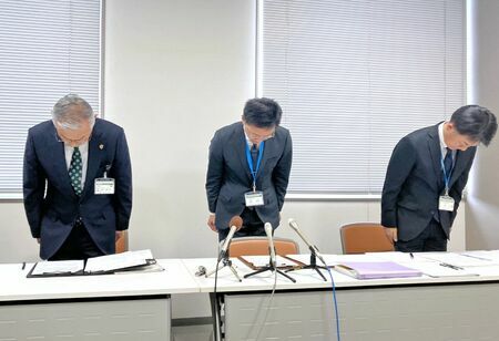 小学校の学校事務職員の横領を受けて陳謝する北村喜久次・白石町教育長（左）ら町教委職員＝白石町役場