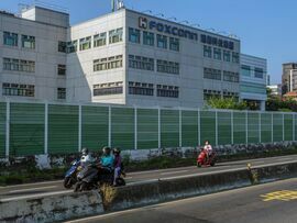 The Hon Hai Precision Industry Co. headquarters in New Taipei City, Taiwan. Photographer: Lam Yik Fei/Bloomberg