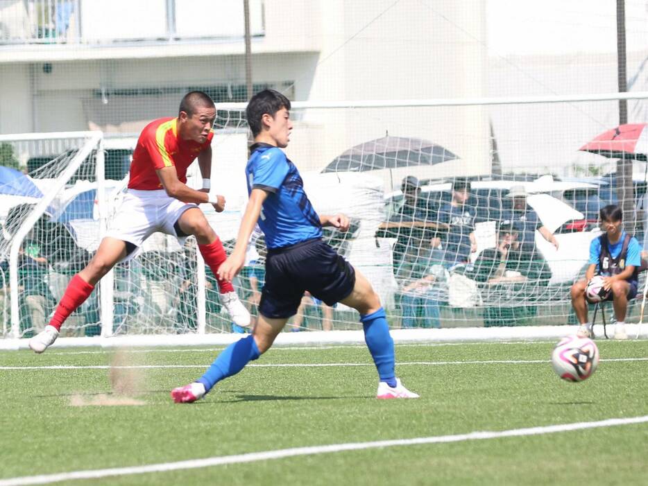 後半、{{c|帝京長岡高}のU-18日本代表FW安野匠(3年=シュートジュニアユースFC出身、仙台内定)が左足を振り抜く(Taro YOSHIDA)