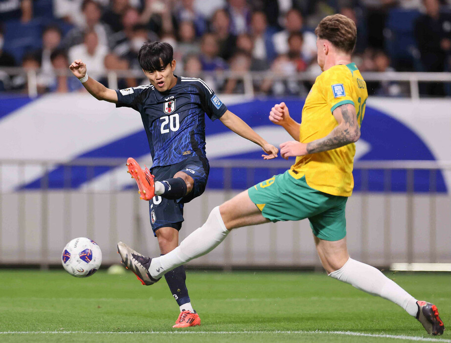 サッカーＷ杯予選。オーストラリア戦の前半、シュートを放つ久保（左）＝１５日、埼玉スタジアム