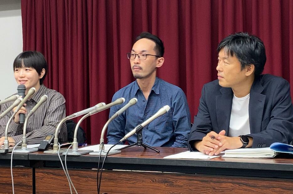 原告の2人とともに記者会見する小野寺信勝弁護士（右端）＝札幌市中央区で2024年8月20日、伊藤遥撮影