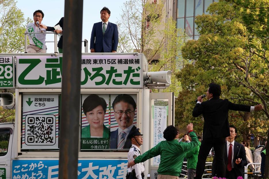 演説中に至近距離からヤジを飛ばす「つばさの党」関係者（右手前）＝東京都江東区で2024年4月16日、白川徹撮影