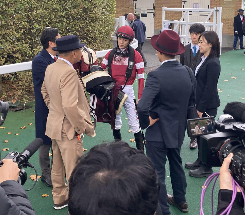 レース後に言葉を交わす坂井騎手と矢作厩舎陣営（撮影・太田尚樹）