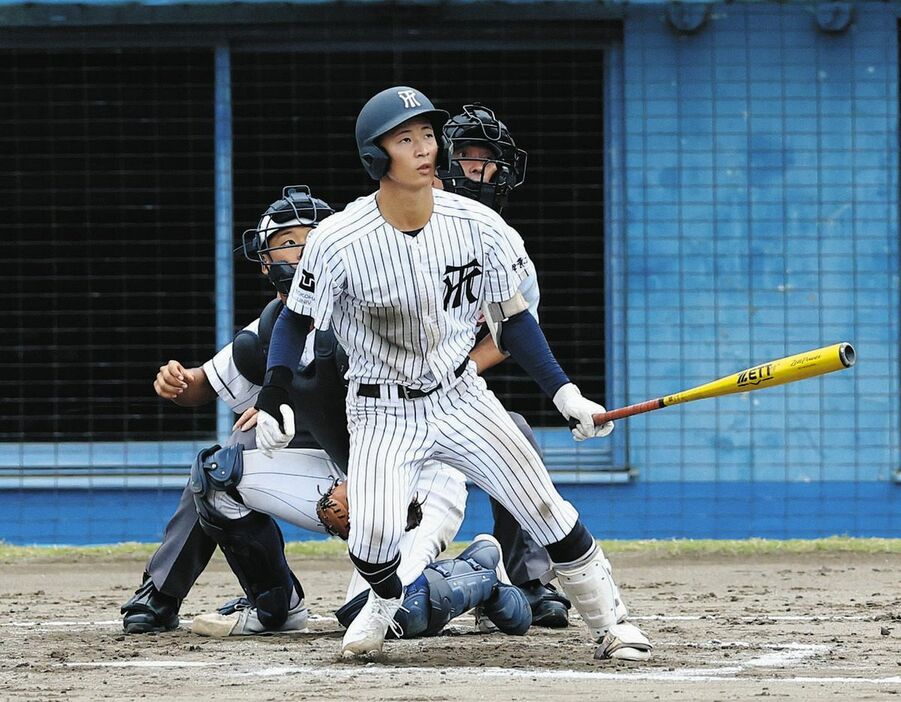 常葉大菊川－至学館　７回表常葉大菊川２死二塁、左翼へ勝ち越しの適時二塁打を放つ佐藤大加良